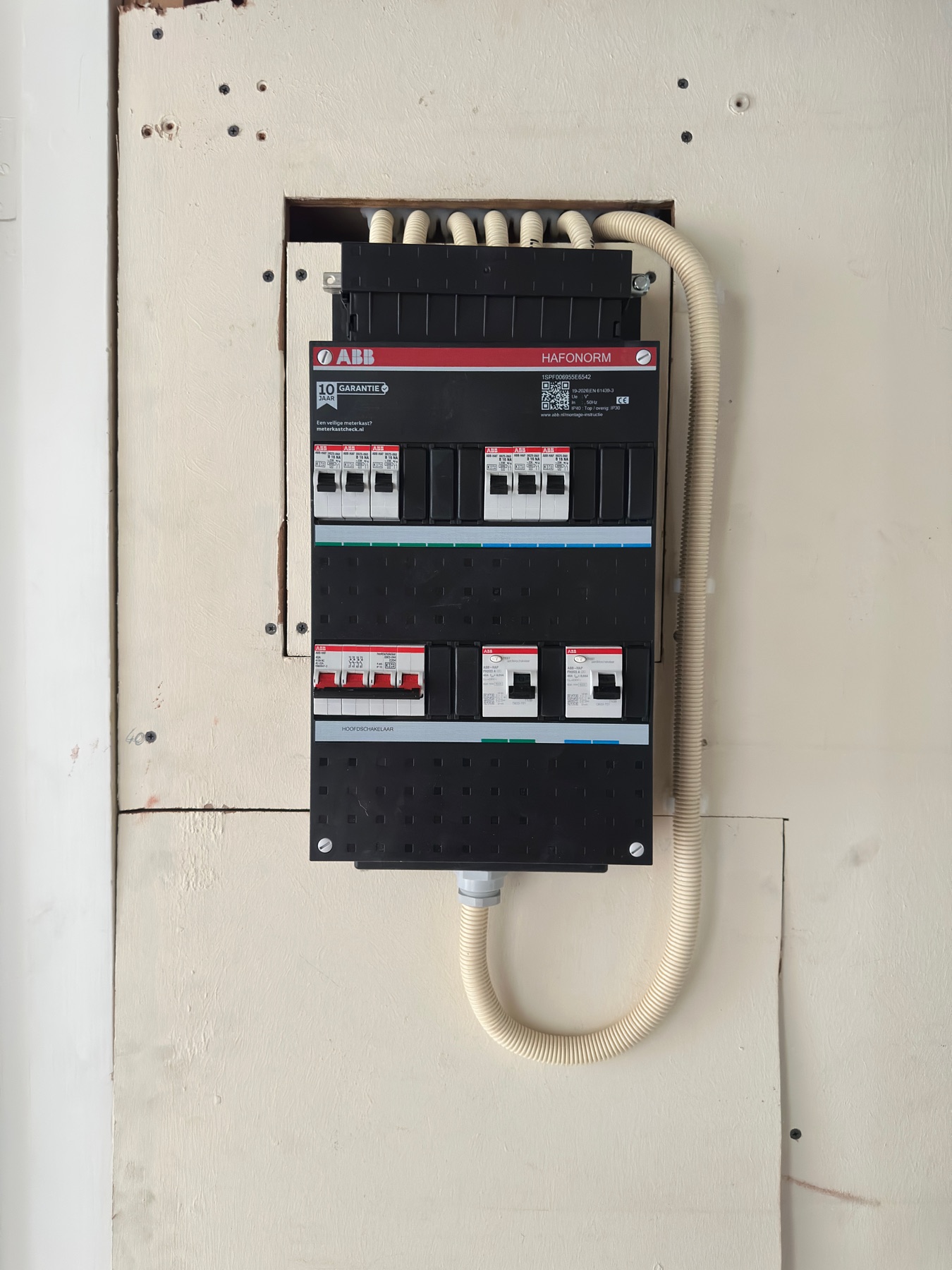 Vernieuwde ABB-groepenkast aan de wand
