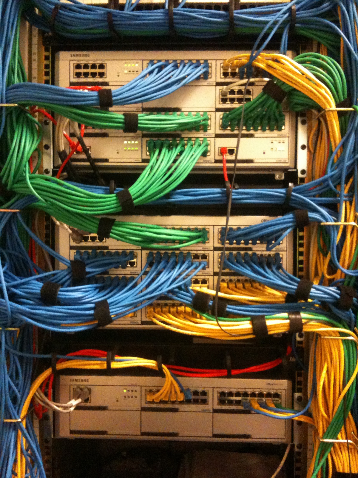 Geordende gekleurde netwerkbekabeling in een patchkast